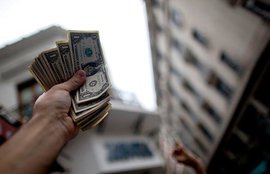 Россиянам разрешат беспрепятственно переводить валюту за рубеж