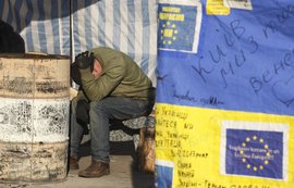 С 1 апреля на Украине резко повысились коммунальные платежи, начался срочный призыв на военную службу, население массово снимает деньги с депозитов, боясь дефолта. Какие еще испытания ждут украинцев в ближайшее время?