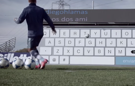 Форвард сборной Аргентины Серхио Агуэро отвечал поклонникам в "Твиттере", набивая сообщения мячом. Шикарное видео: