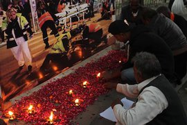 Франция продлила режим чрезвычайного положения до конца весны